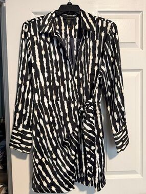 House of Harlow 1960 Black and White Patterned Top with Subtle Green Accent